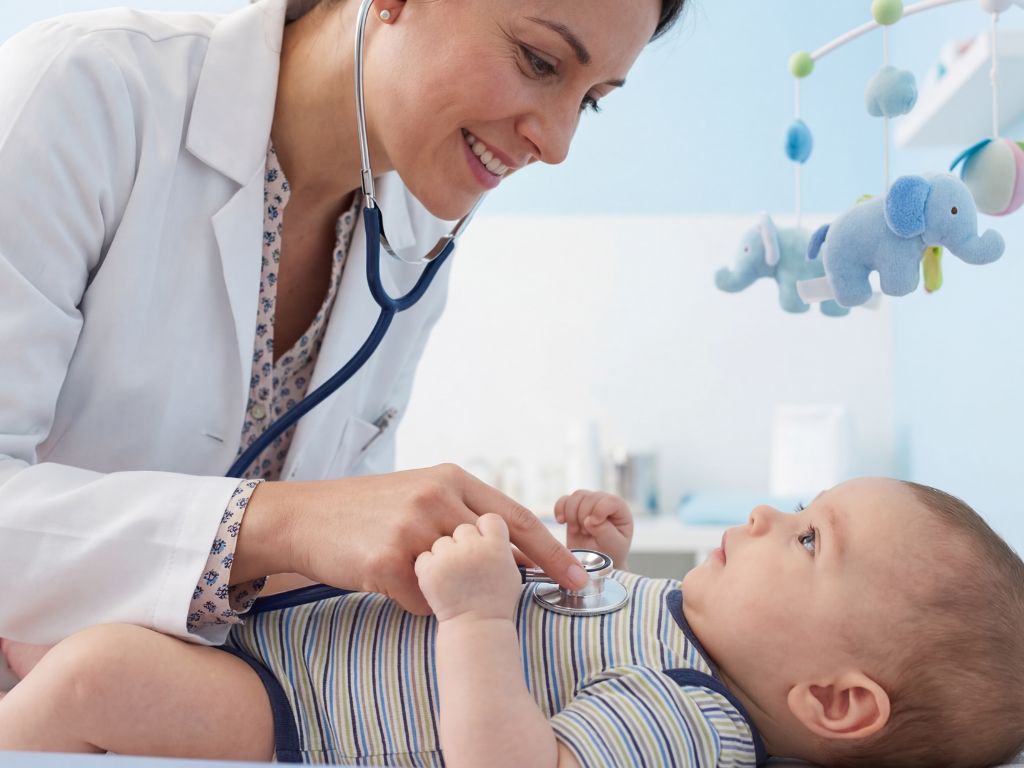 medecin avec bébé